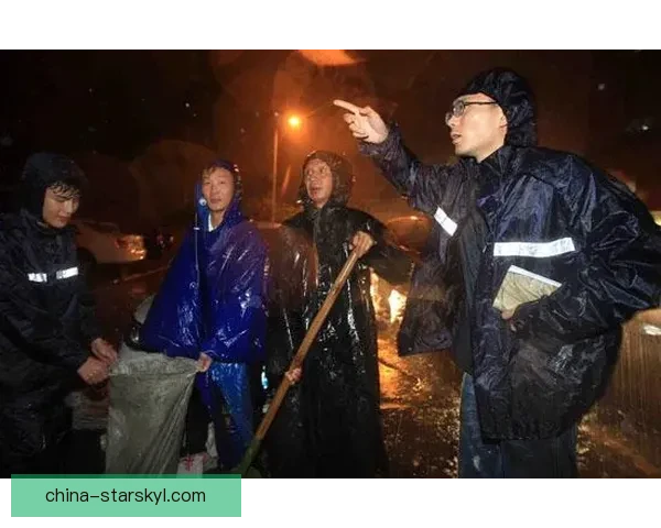 暴雨倾泻诺坎普记者席撑伞工作 暴雨倾泻诺坎普记者席撑伞工作